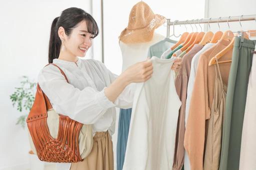 長期間愛用できるアイテムを見つける女性